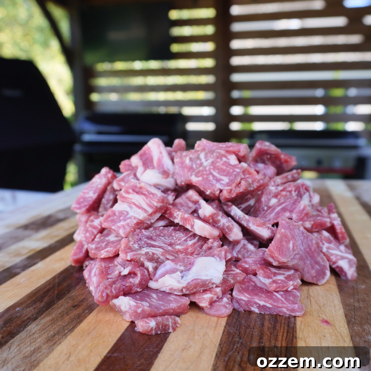 A close-up shot of expertly sliced beef steak, cut into perfect bite-sized pieces for Carne en su Jugo.