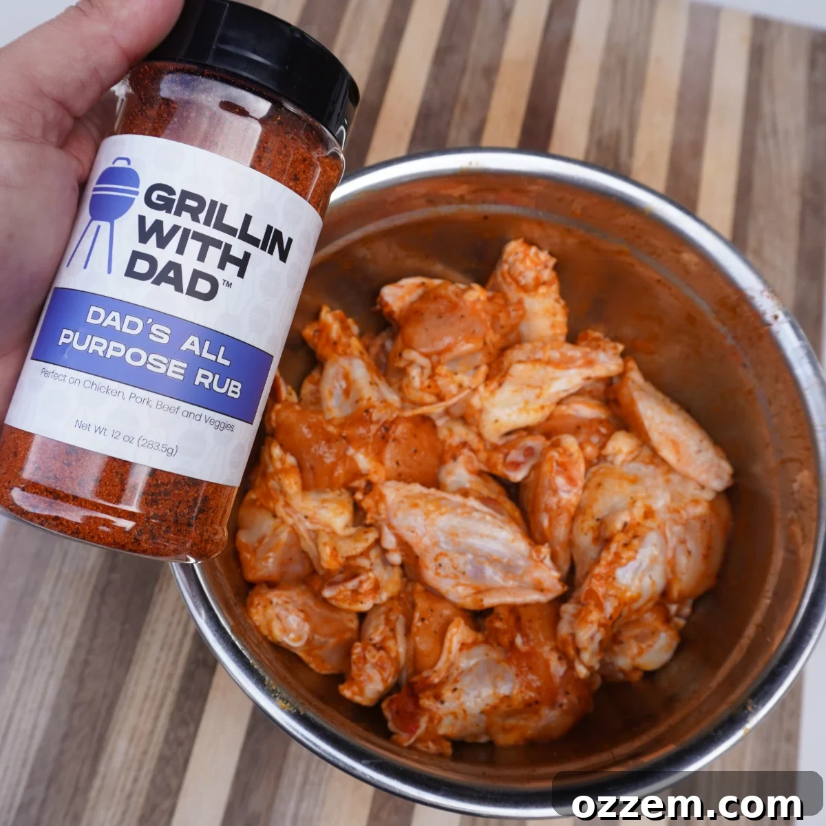 Step-by-step process of splitting whole chicken wings into drumettes and flats