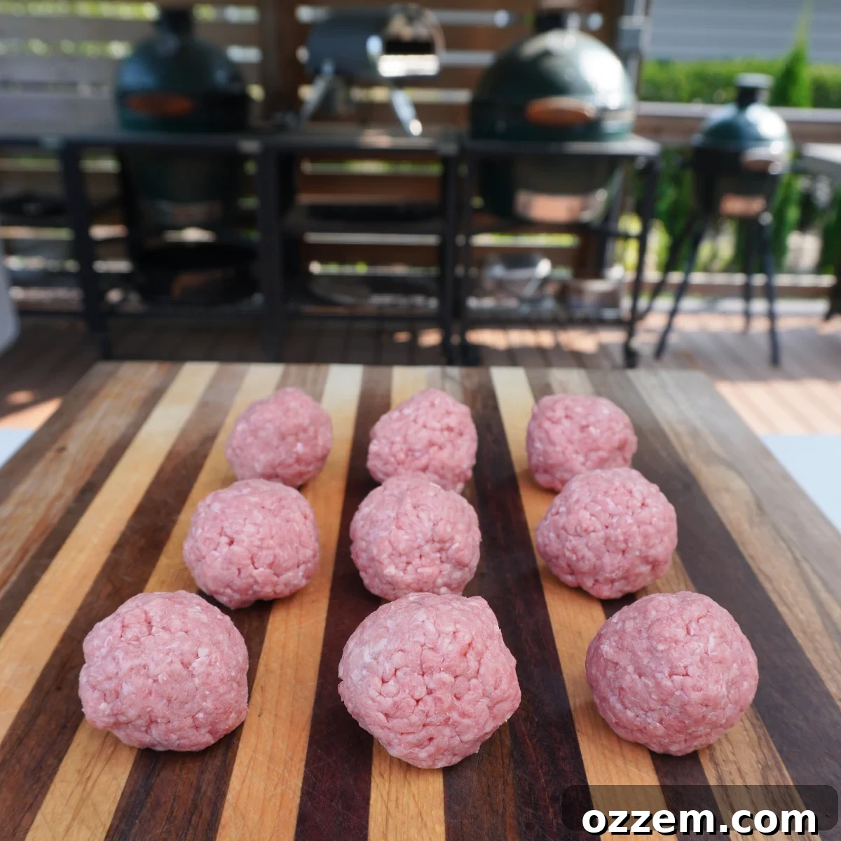 Small, loosely formed burger patties or beef balls ready for smashing.